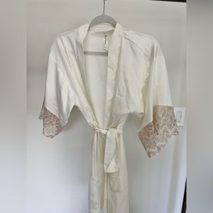 flora nikrooz silk robe